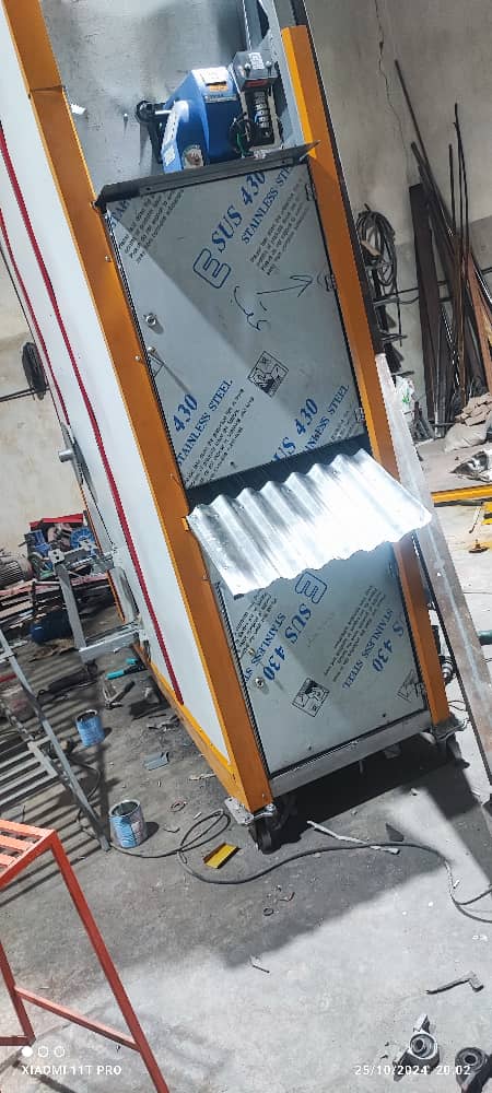  ویژگی های تنور روتاری :مناسب برای پخت نان لواش نرم و خشکقابلیت تنظیم شدت ضربه ناونسرعت پخت نان با این دستگاه قابل تنظیم استکاهش نیروی انسانی و هزینه های جانبیکاهش ضایعات نانافزایش بهداشت نان با توجه به کاهش دخالت دستدارای نان درآر ، نان سردکن و نان جمع کنقابلیت ست شدن با همه سه کاره ها (پهن کن ها)با توجه به طراحی مکانیکی این دستگاه ، استهلاک این دستگاه نانوایی بسیار پایین  استبا توجه به استفاده از اینورتر در این دستگاه ، برق بهینه مصرف می شودبرق مصرفی 220 ولت خانگی استامکان مدیریت نانوایی فقط با یک نفر مقدور می باشدقابلیت کاربرد در همه نانوایی ها حتی نانوایی های با فضای کوچک