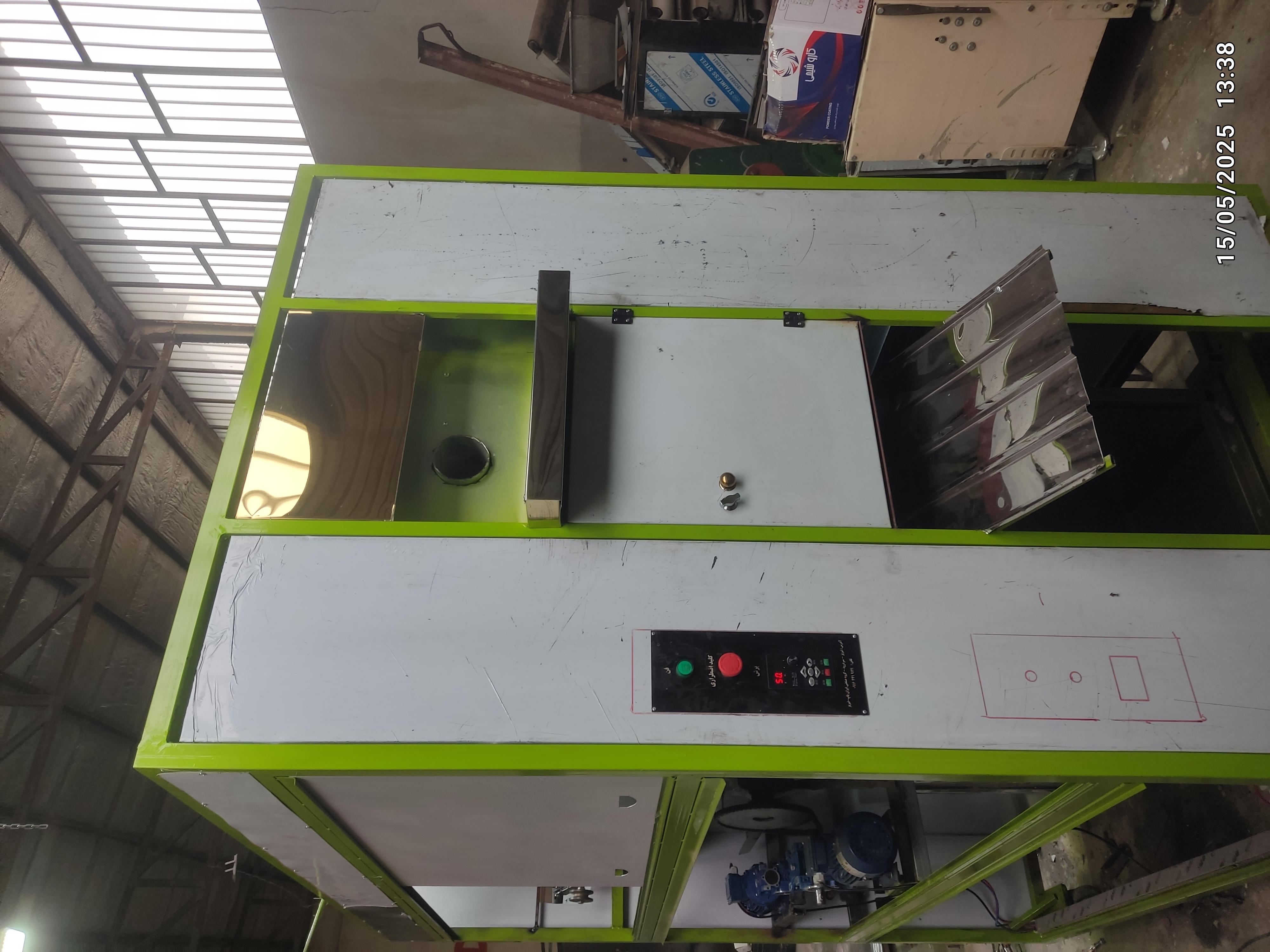  قطعا با کیفیت بودن قطعات به کار رفته برای تولید یک دستگاه نانوایی جزو شاخص های مهم به شمار می آید و استفاده از قطعات با کیفیت، عمر دستگاه پخت نان را نیز افزایش می دهد. از دیگر عوامل مهم در دسترس بودن قطعات دستگاه است تا در صورت نیاز به راحتی بتوان به قطعات دسترسی پیدا کرد.مصرف سوخت و انرژيمصرف سوخت دستگاه نانوایی باید به گونه ای باشد که با محیطی که کاربر قرار است دستگاه را استفاده کند همخوانی داشته باشد و با سوخت های مختلف قابل مصرف باشد تا محدودیتی ایجاد نکند. همچنین در مصرف سوخت موضوع دیگری که از اهمیت زیادی برخوردار است، میزان مصرف سوخت و انرژی در دستگاه است که دستگاه های مهندسی شده دارای مصرف بهینه انرژی هستند.ابعاد و شکل دستگاهابعاد و شکل دستگاه نانوایی باید به گونه ای طراحی شده باشد که به صورت کاربردی در اکثر فضاها قابل استفاده باشد و کارایی دستگاه نانوایی را تحت تاثیر قرار ندهد.